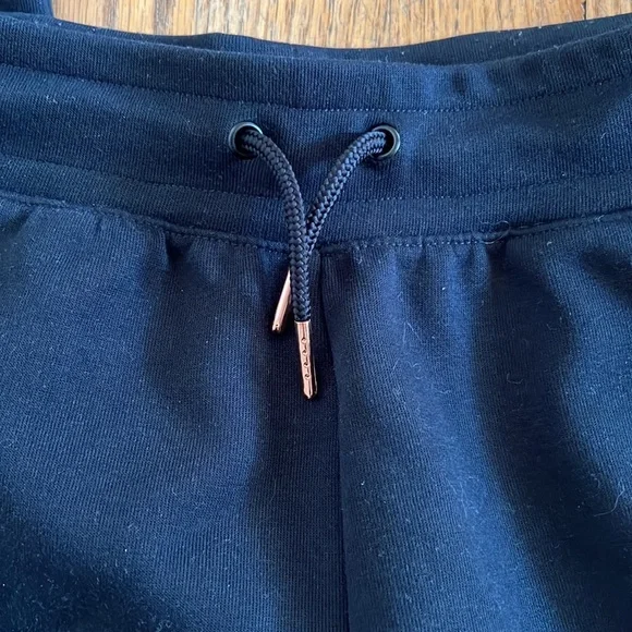 Onzie Sweats - Picture 6 of 7